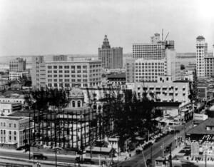 Construction of new courthouse around old courthouse in 1926
